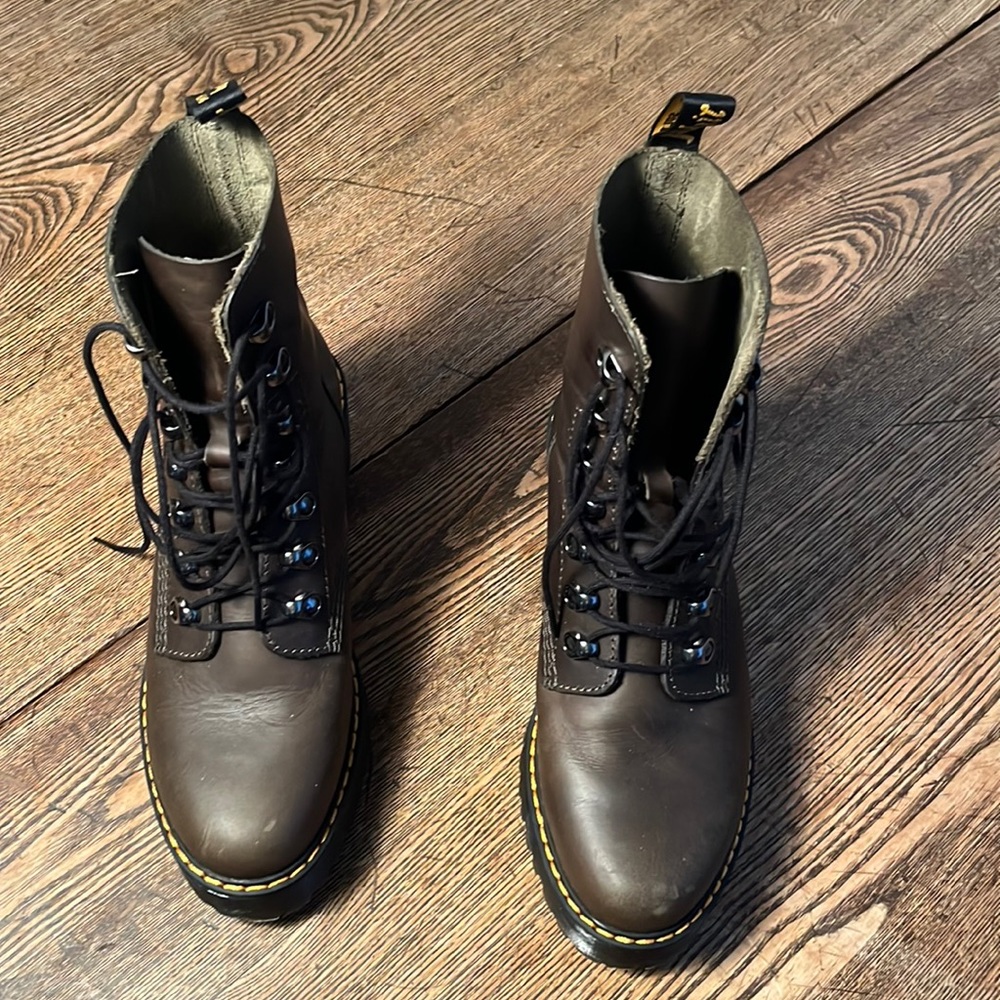 Leona Orleans Leather Lug Sole Combat Boot
DR. MARTENS size 8 used